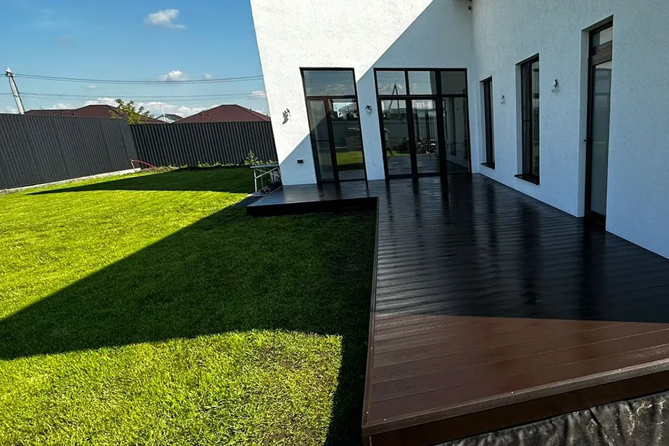 Гладкая террасная доска: полное руководство по выбору, монтажу и уходу